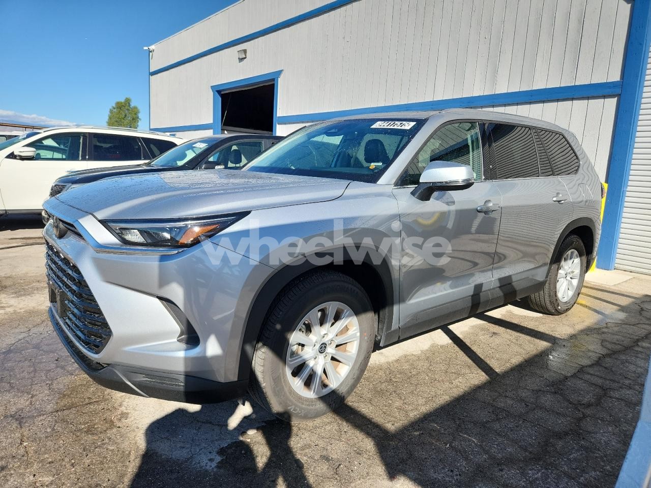 2025 TOYOTA GRAND HIGHLANDER LE (VIN 5TDAAAB52SS093667) main photo