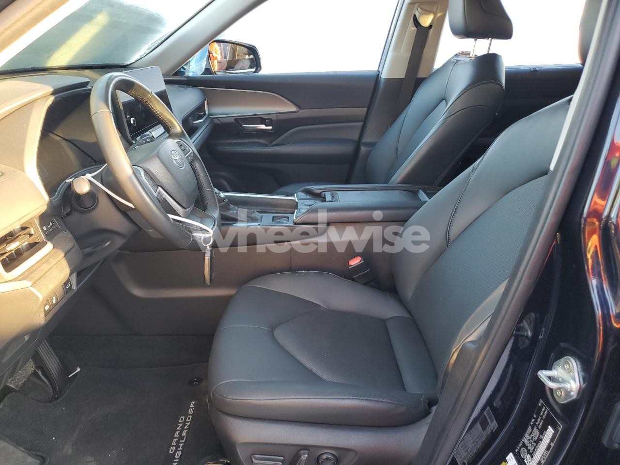 Photo 7 of 2024 TOYOTA GRAND HIGHLANDER XLE (VIN 5TDAAAB53RS000438)