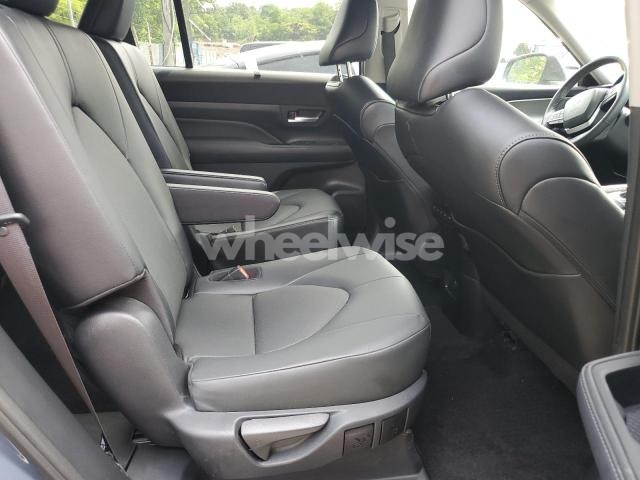 Photo 12 of 2024 TOYOTA GRAND HIGHLANDER XLE (VIN 5TDAAAB54RS021489)