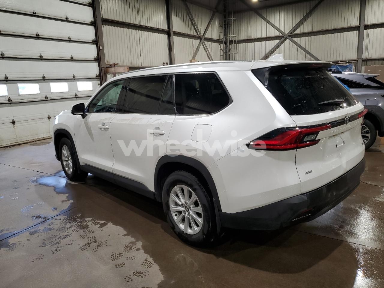 Photo 2 of 2024 TOYOTA GRAND HIGHLANDER XLE (VIN 5TDAAAB55RS020934)
