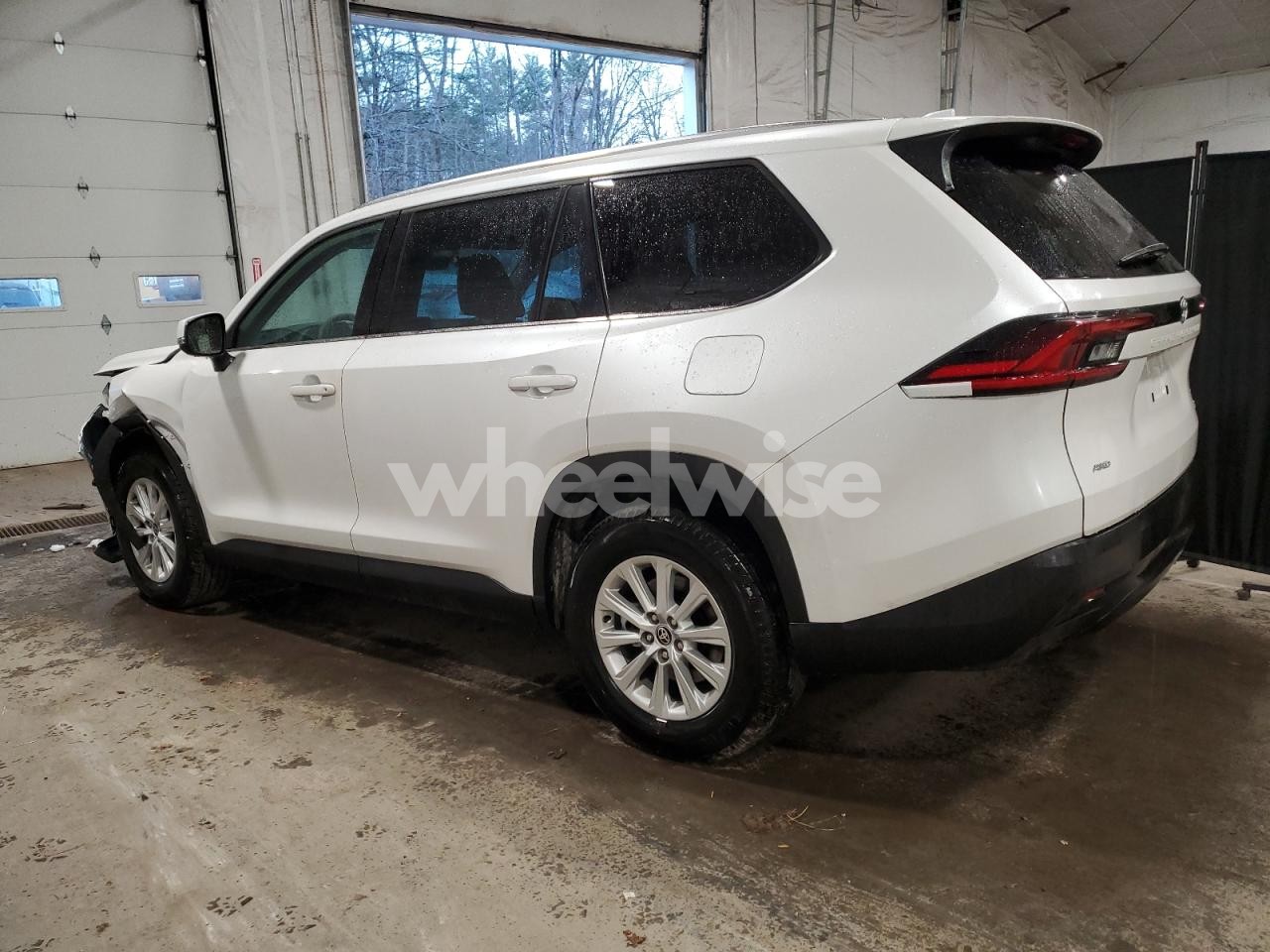 Photo 2 of 2025 TOYOTA GRAND HIGHLANDER LE (VIN 5TDAAAB55SS095204)