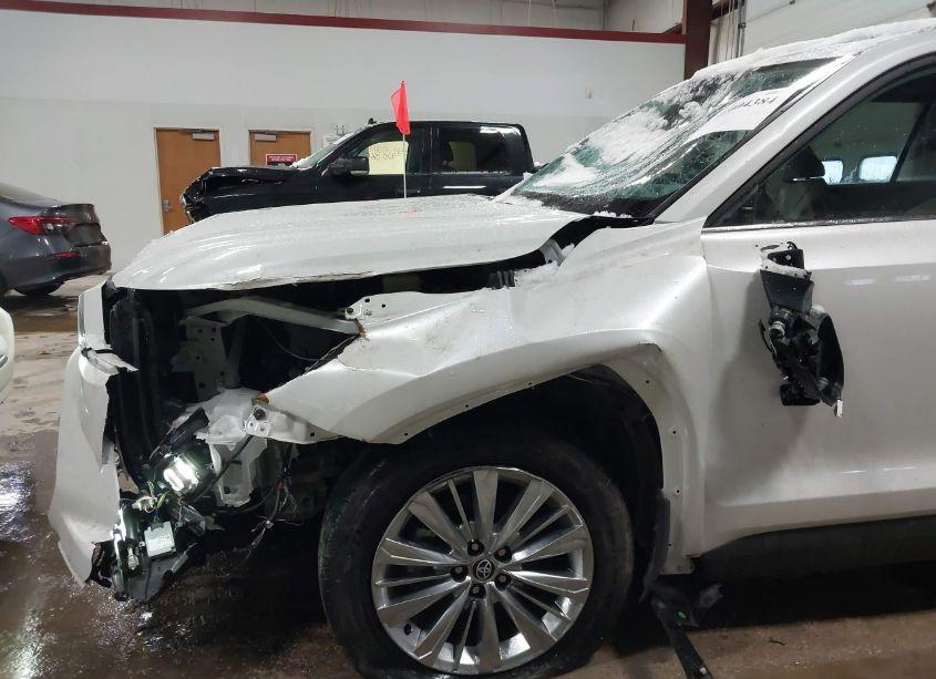 Photo 17 of 2024 Toyota Grand HIGHLANDER PLATINUM (VIN 5TDAAAB56RS012549)