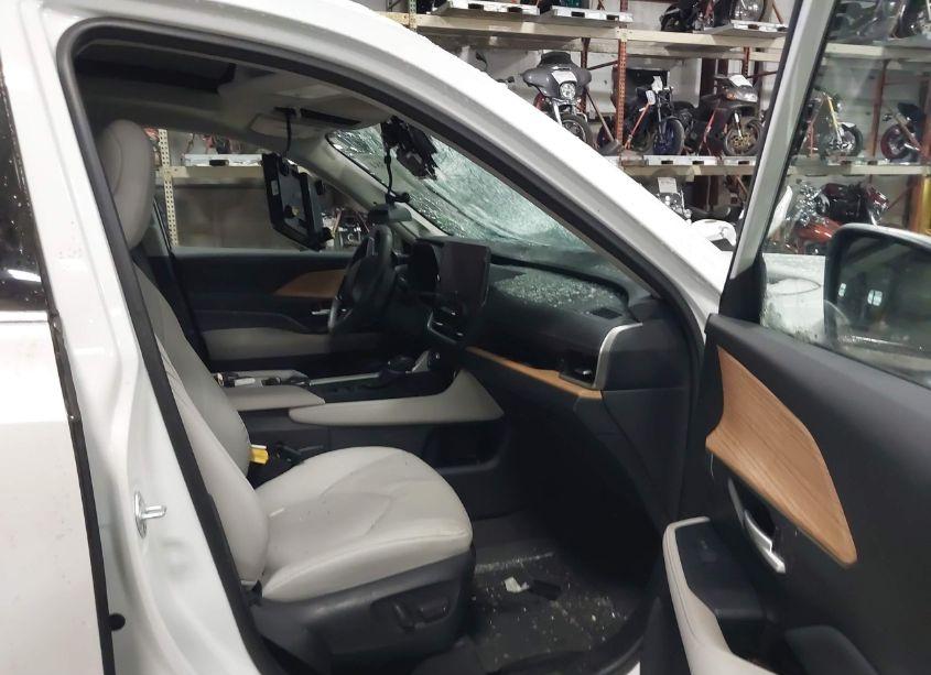 Photo 5 of 2024 Toyota Grand HIGHLANDER PLATINUM (VIN 5TDAAAB56RS012549)