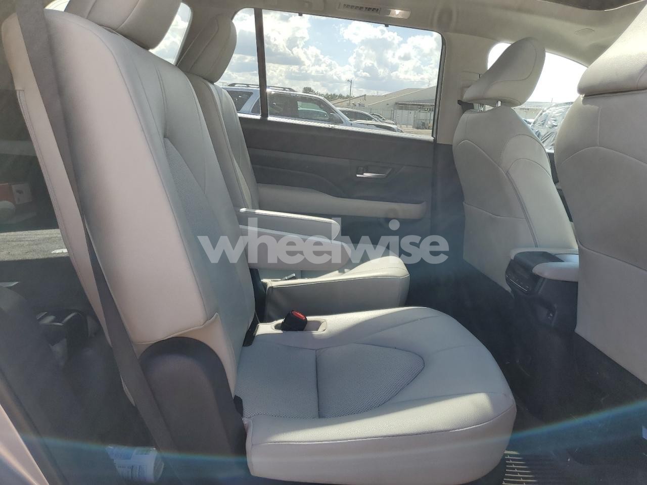 Photo 11 of 2024 TOYOTA GRAND HIGHLANDER XLE (VIN 5TDAAAB57RS020420)