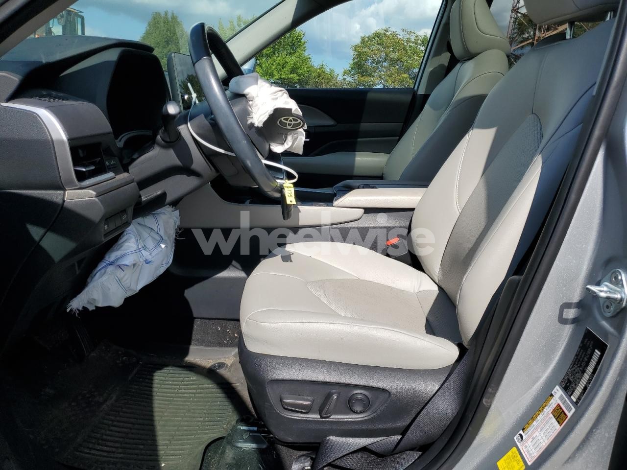 Photo 7 of 2024 TOYOTA GRAND HIGHLANDER XLE (VIN 5TDAAAB57RS020420)