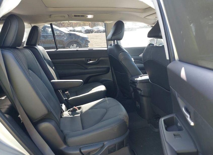 Photo 8 of 2024 Toyota Grand HIGHLANDER LIMITED (VIN 5TDAAAB57RS029375)
