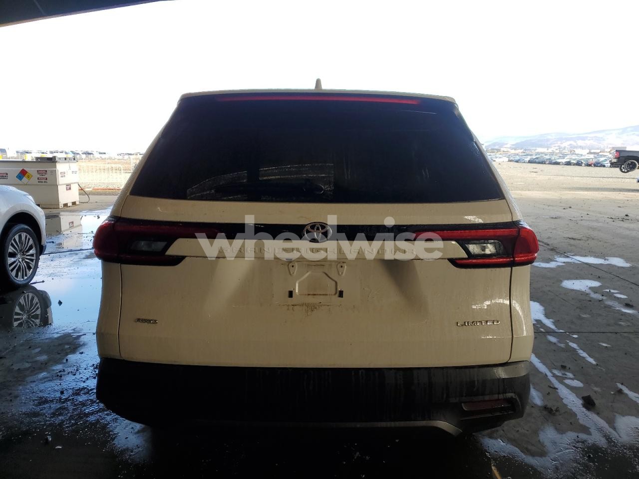 Photo 6 of 2024 TOYOTA GRAND HIGHLANDER XLE (VIN 5TDAAAB59RS017664)