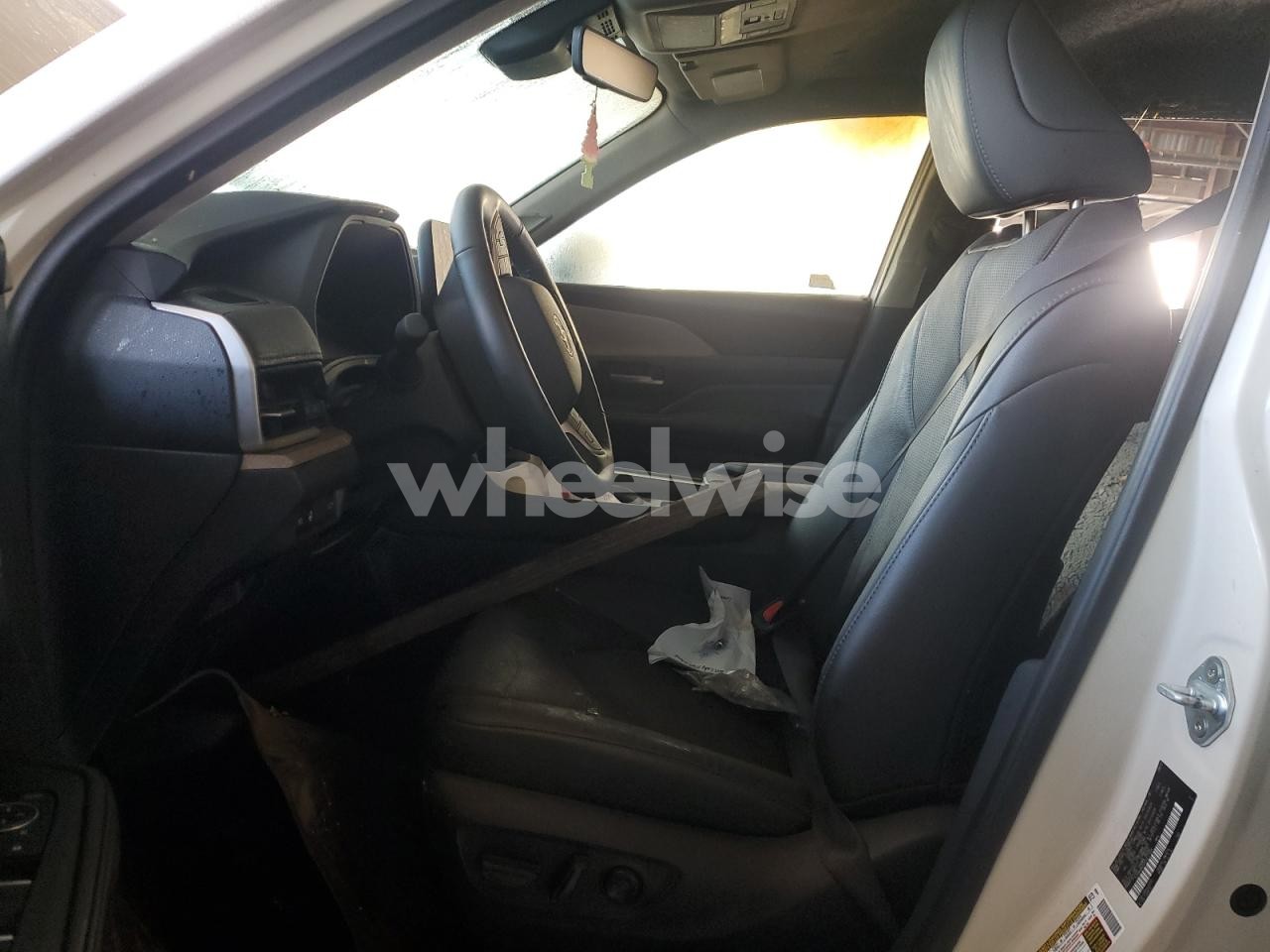 Photo 7 of 2024 TOYOTA GRAND HIGHLANDER XLE (VIN 5TDAAAB59RS017664)