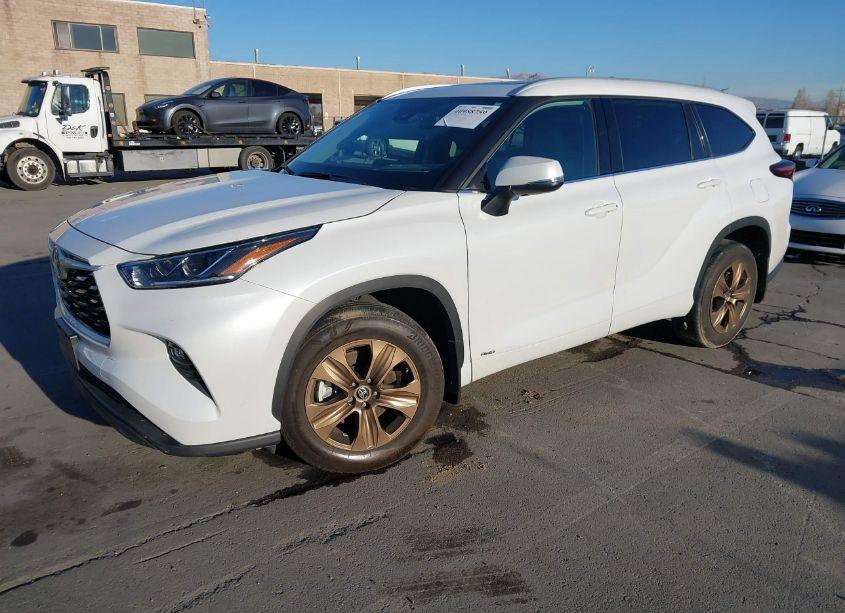 Photo 2 of 2022 Toyota Highlander HYBRID XLE BRONZE EDITION (VIN 5TDABRCH3NS544436)