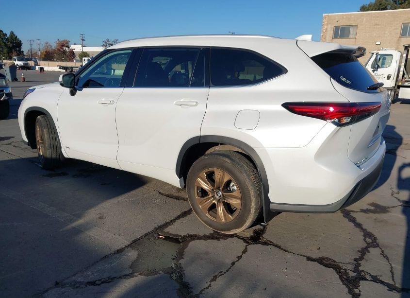 Photo 3 of 2022 Toyota Highlander HYBRID XLE BRONZE EDITION (VIN 5TDABRCH3NS544436)