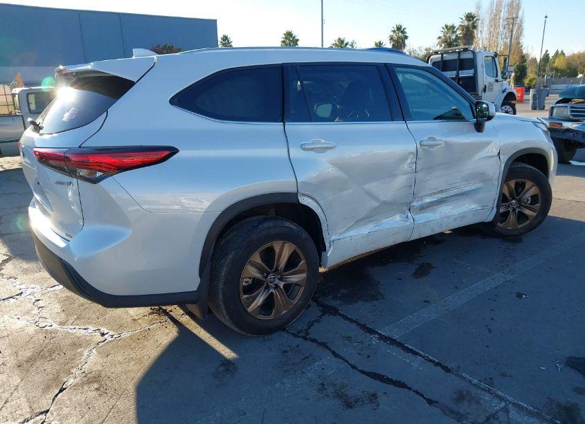 Photo 4 of 2022 Toyota Highlander HYBRID XLE BRONZE EDITION (VIN 5TDABRCH3NS544436)