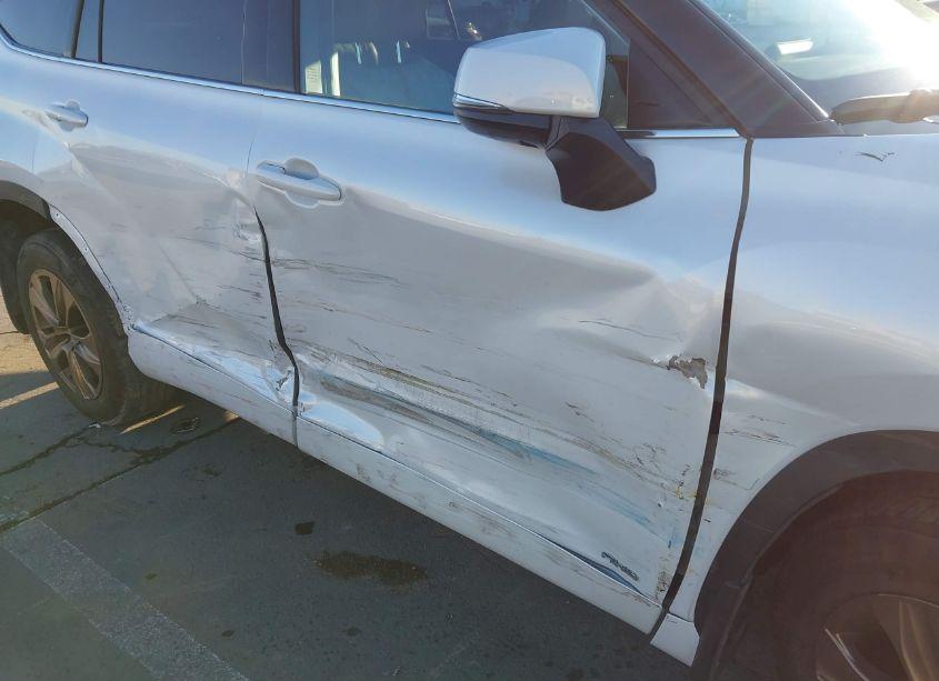 Photo 6 of 2022 Toyota Highlander HYBRID XLE BRONZE EDITION (VIN 5TDABRCH3NS544436)