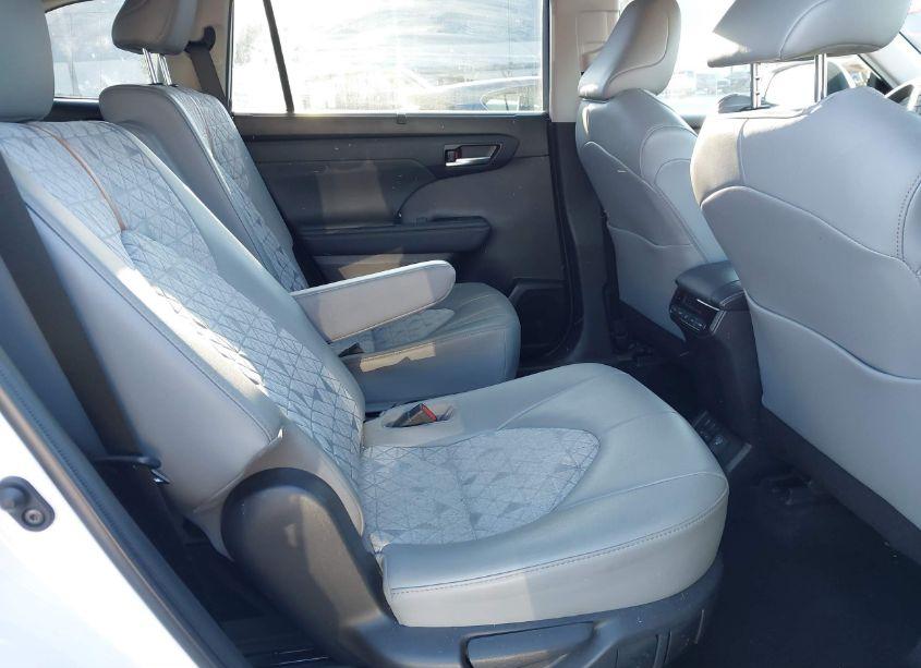 Photo 8 of 2022 Toyota Highlander HYBRID XLE BRONZE EDITION (VIN 5TDABRCH3NS544436)