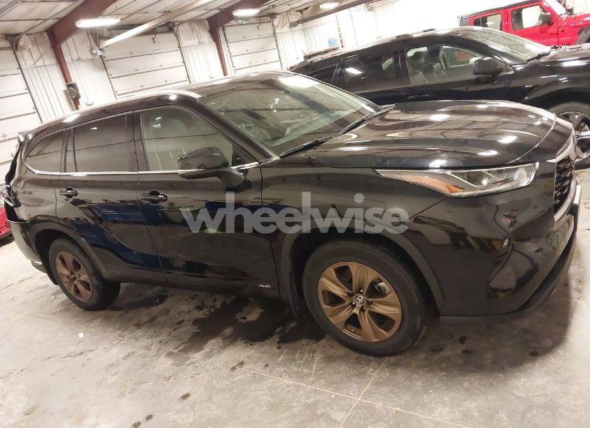 Photo 14 of 2022 Toyota Highlander HYBRID XLE BRONZE EDITION (VIN 5TDABRCHXNS537970)