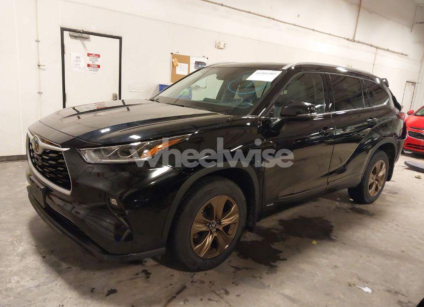 Photo 2 of 2022 Toyota Highlander HYBRID XLE BRONZE EDITION (VIN 5TDABRCHXNS537970)