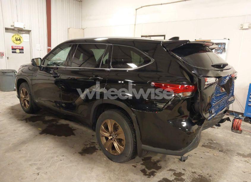 Photo 3 of 2022 Toyota Highlander HYBRID XLE BRONZE EDITION (VIN 5TDABRCHXNS537970)