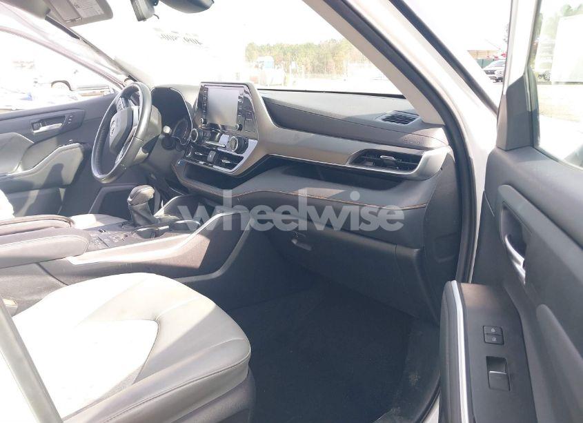 Photo 5 of 2022 Toyota Highlander HYBRID XLE BRONZE EDITION (VIN 5TDABRCHXNS541338)