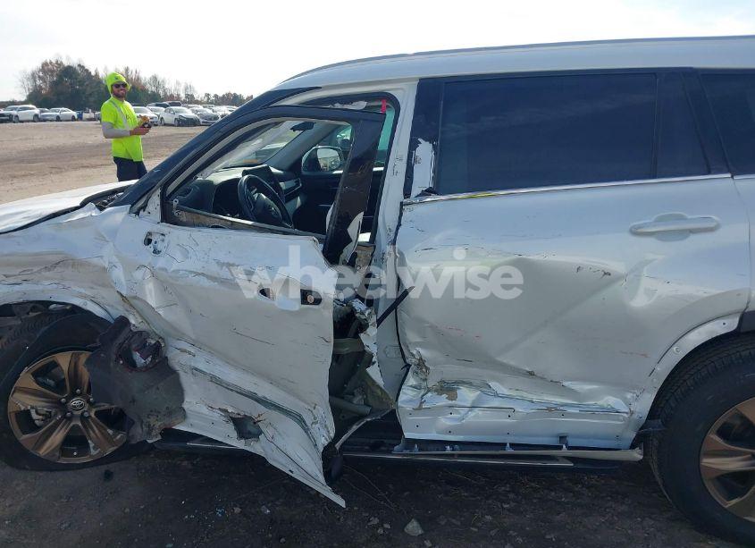 Photo 6 of 2022 Toyota Highlander HYBRID XLE BRONZE EDITION (VIN 5TDABRCHXNS541338)