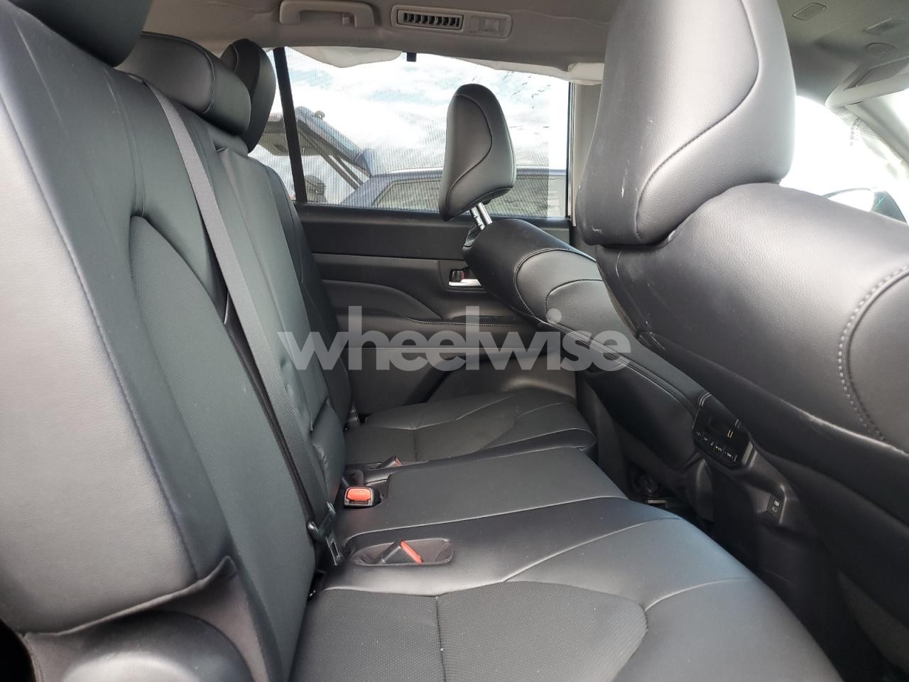 Photo 11 of 2025 TOYOTA GRAND HIGHLANDER LE (VIN 5TDACAB56SS059189)