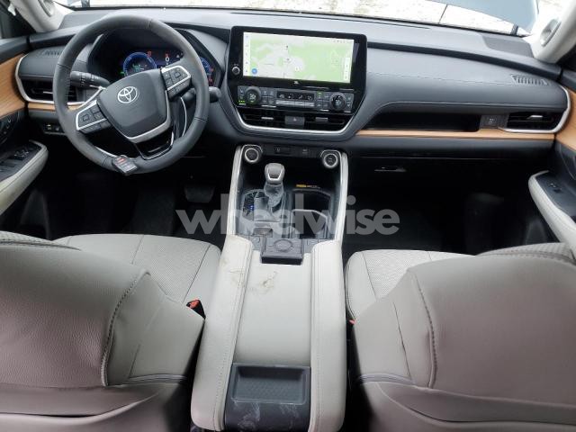 Photo 10 of 2025 TOYOTA GRAND HIGHLANDER LE (VIN 5TDACAB58SS034066)