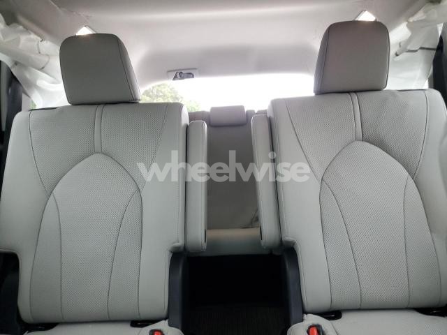 Photo 2 of 2025 TOYOTA GRAND HIGHLANDER LE (VIN 5TDACAB58SS034066)