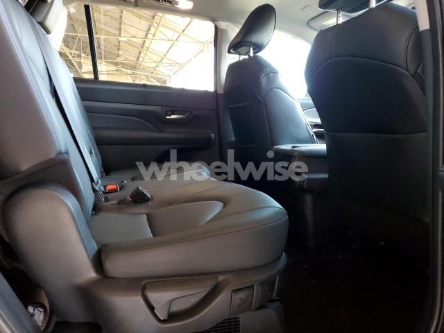 Photo 7 of 2025 TOYOTA GRAND HIGHLANDER LE (VIN 5TDACAB58SS041972)