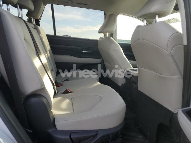 Photo 5 of 2024 TOYOTA GRAND HIGHLANDER XLE (VIN 5TDACAB59RS009770)