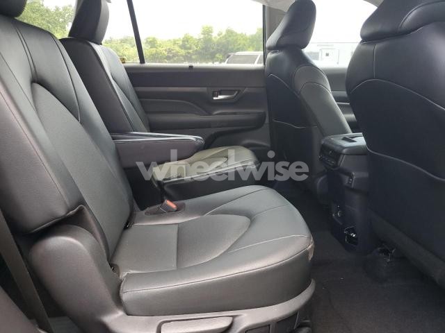 2024 TOYOTA GRAND HIGHLANDER XLE (VIN 5TDACAB5XRS018705) main photo