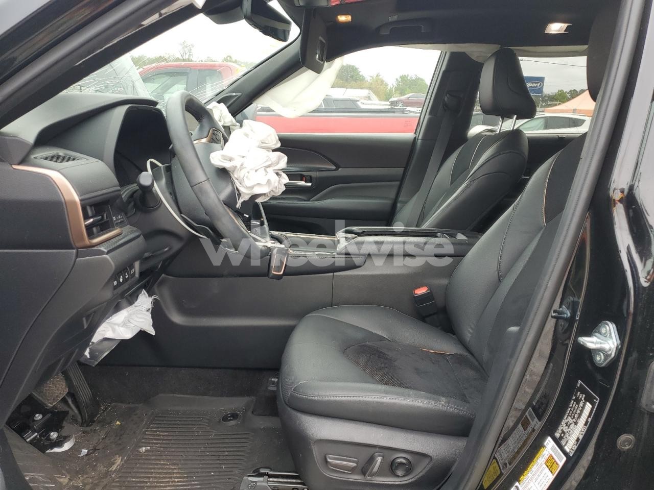 Photo 7 of 2024 TOYOTA GRAND HIGHLANDER LIMITED (VIN 5TDADAB53RS008398)