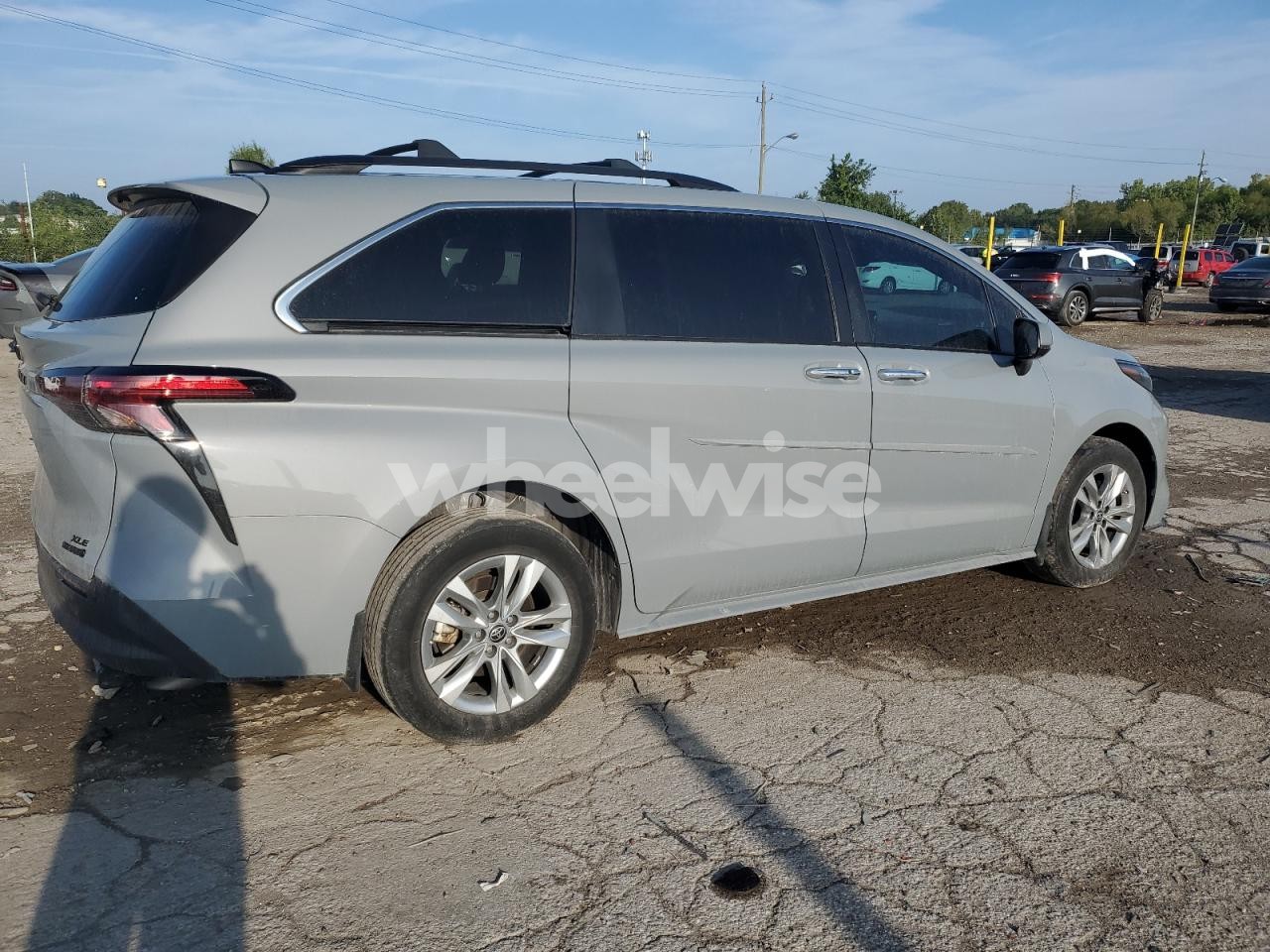 Photo 3 of 2022 TOYOTA SIENNA XLE (VIN 5TDASKFC6NS056525)