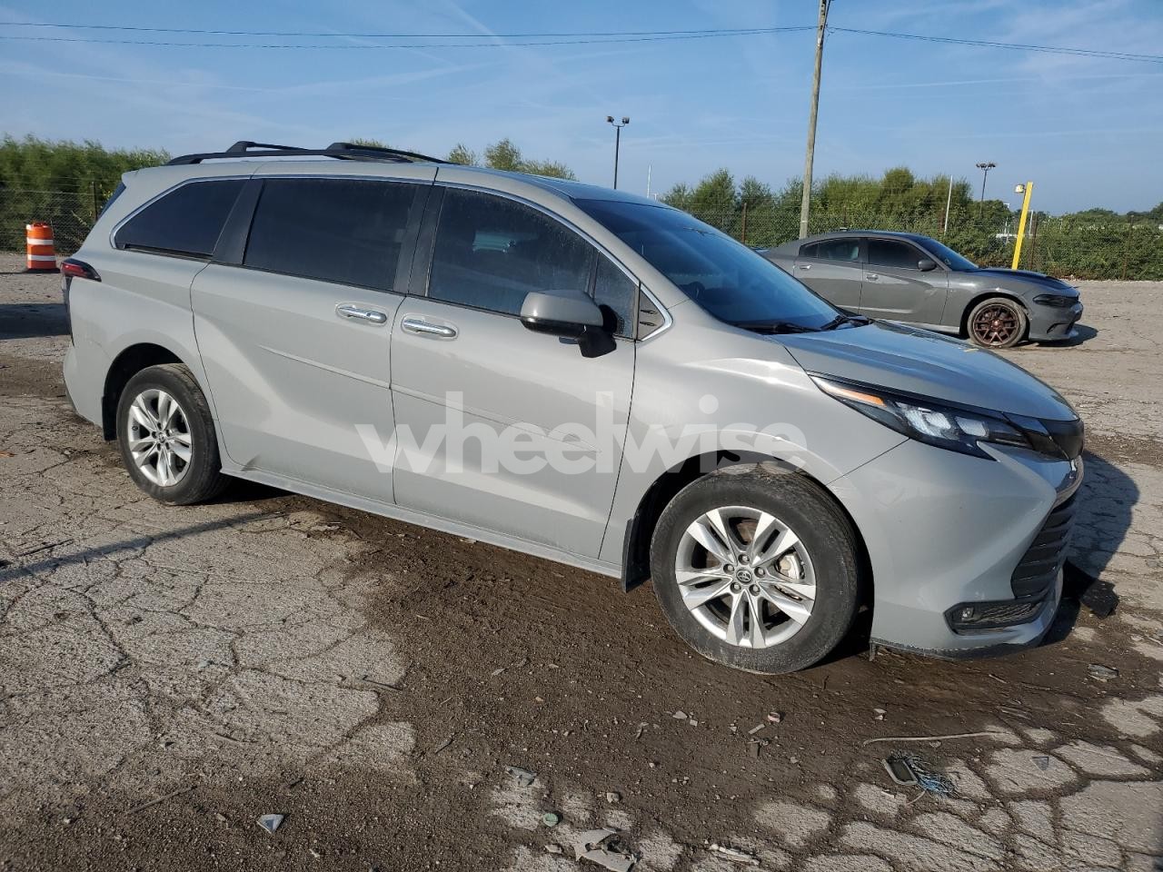 Photo 4 of 2022 TOYOTA SIENNA XLE (VIN 5TDASKFC6NS056525)