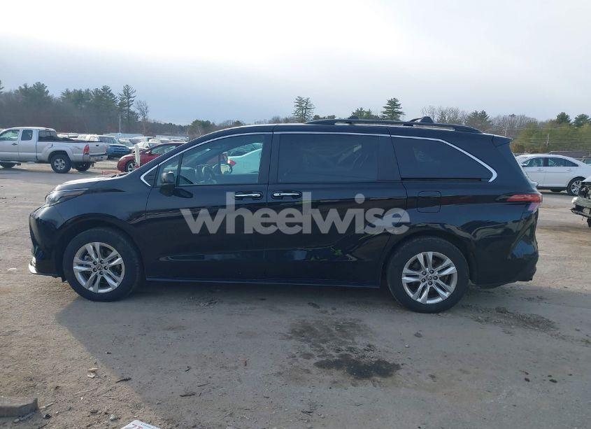 Photo 14 of 2022 Toyota Sienna XLE WOODLAND EDITION (VIN 5TDASKFC9NS056969)