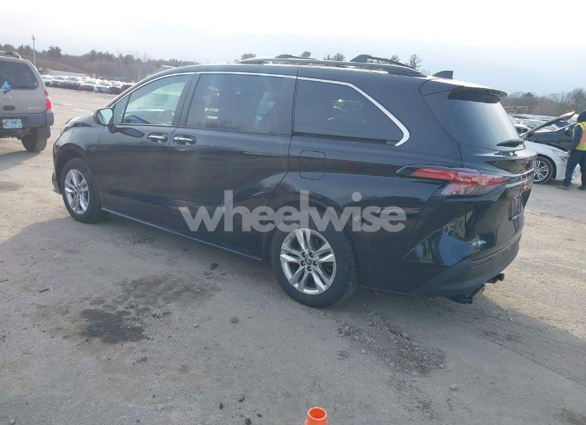 Photo 3 of 2022 Toyota Sienna XLE WOODLAND EDITION (VIN 5TDASKFC9NS056969)