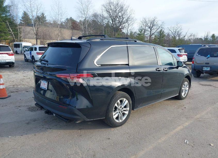 Photo 4 of 2022 Toyota Sienna XLE WOODLAND EDITION (VIN 5TDASKFC9NS056969)