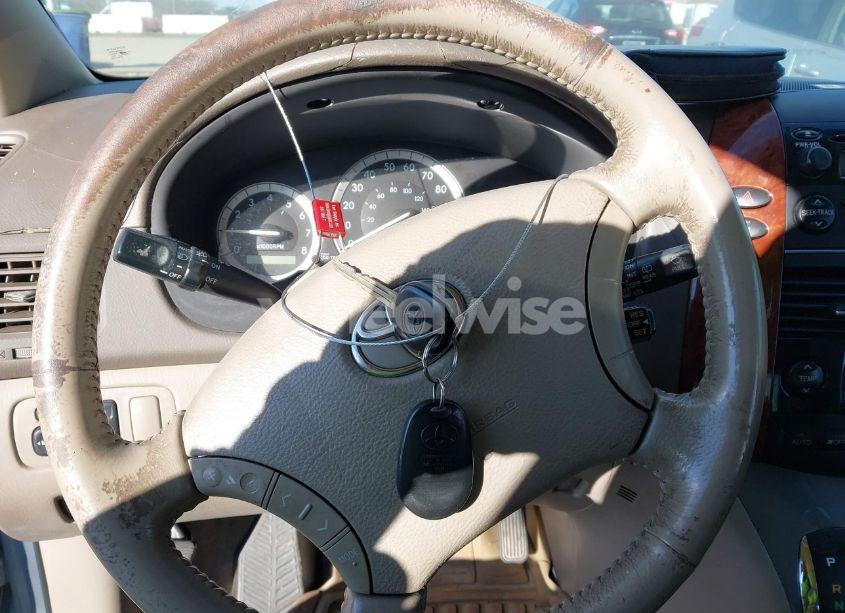 Photo 11 of 2004 Toyota Sienna XLE (VIN 5TDBA22C04S002407)