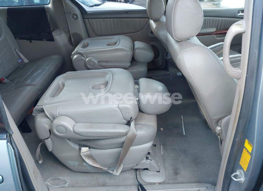 Photo 8 of 2004 Toyota Sienna XLE (VIN 5TDBA22C04S002407)
