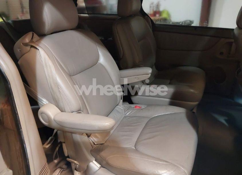 Photo 8 of 2004 Toyota Sienna XLE LIMITED (VIN 5TDBA22C14S009558)