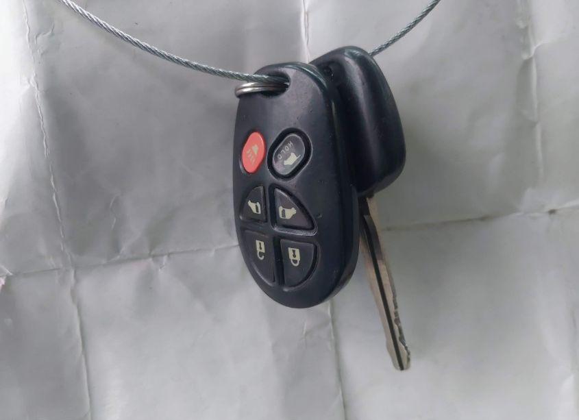 Photo 11 of 2005 Toyota Sienna XLE LIMITED (VIN 5TDBA22C15S038723)