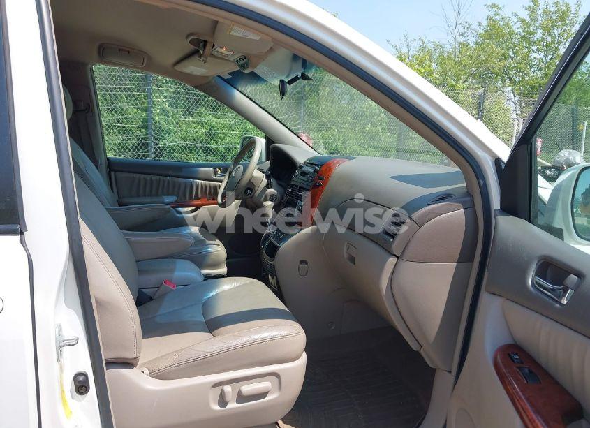 Photo 5 of 2005 Toyota Sienna XLE (VIN 5TDBA22C15S050368)