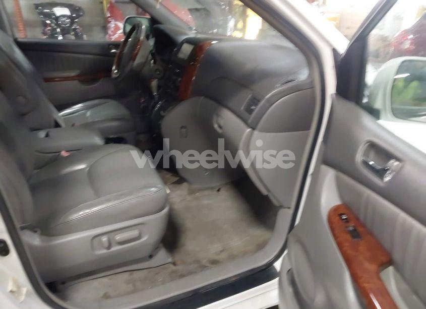 Photo 5 of 2005 Toyota Sienna XLE LIMITED (VIN 5TDBA22C15S052850)