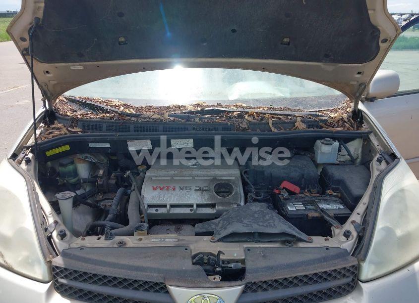 Photo 10 of 2004 Toyota Sienna XLE (VIN 5TDBA22C24S024618)