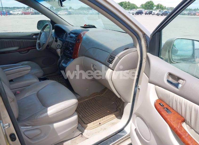 Photo 5 of 2004 Toyota Sienna XLE (VIN 5TDBA22C24S024618)