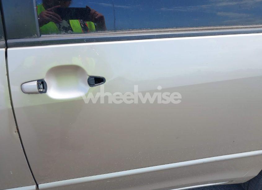 Photo 8 of 2004 Toyota Sienna XLE (VIN 5TDBA22C24S024618)