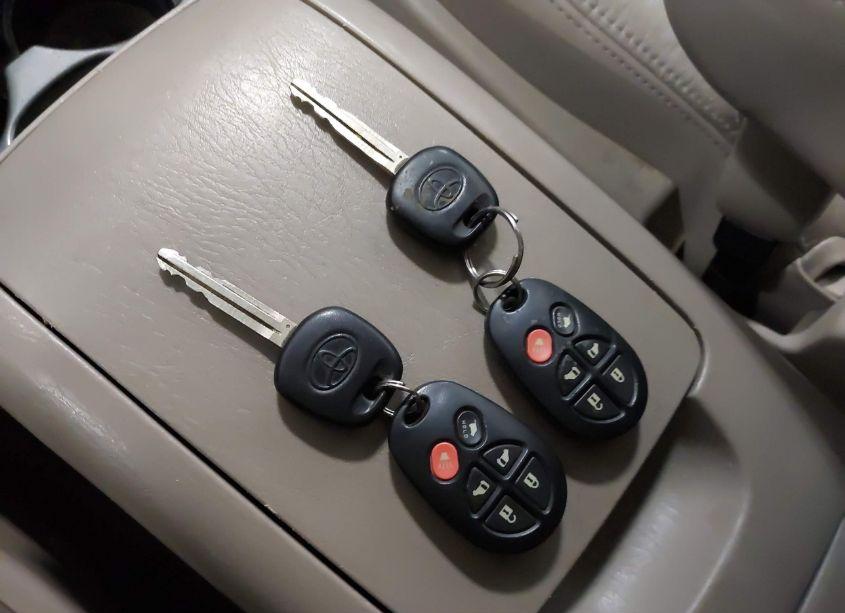 Photo 11 of 2005 Toyota Sienna XLE LIMITED (VIN 5TDBA22C25S030551)