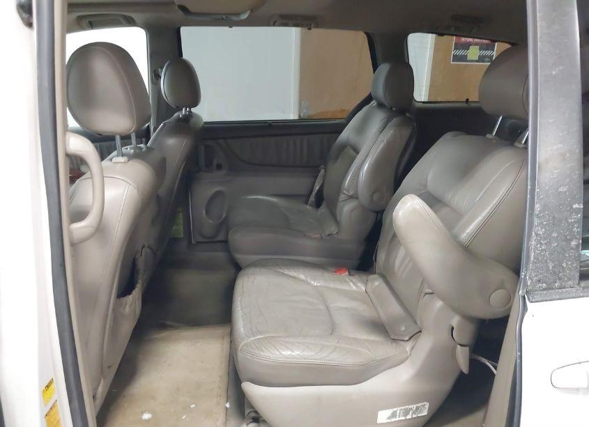 Photo 8 of 2005 Toyota Sienna XLE LIMITED (VIN 5TDBA22C25S030551)