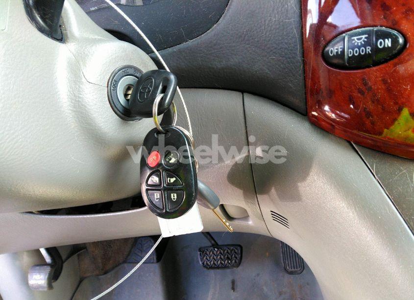 Photo 11 of 2005 Toyota Sienna XLE LIMITED (VIN 5TDBA22C25S030629)