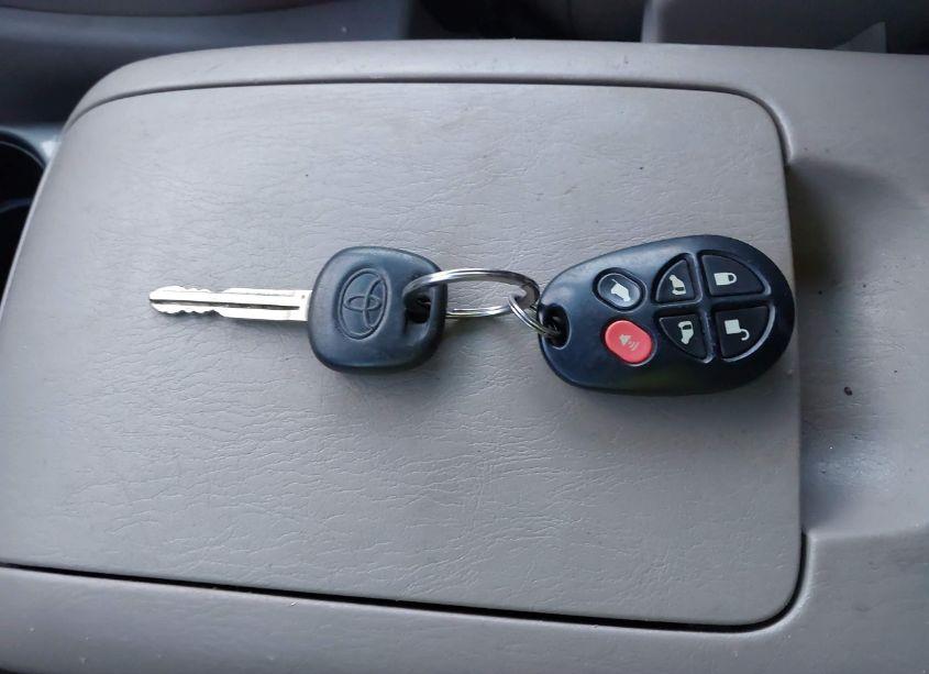 Photo 11 of 2005 Toyota Sienna XLE LIMITED (VIN 5TDBA22C25S039413)