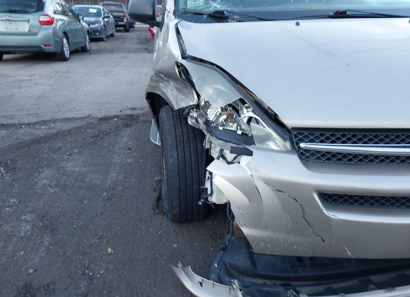 Photo 12 of 2005 Toyota Sienna XLE LIMITED (VIN 5TDBA22C25S039413)