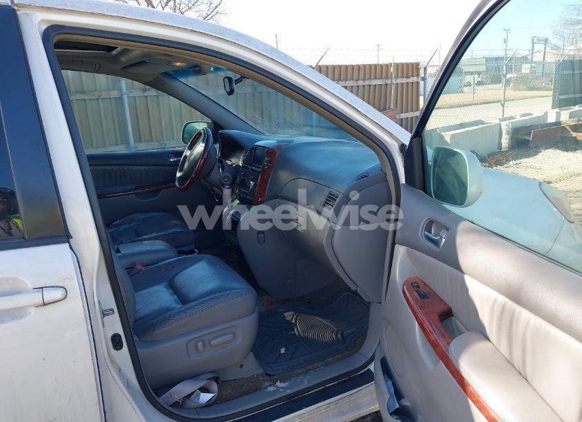 Photo 5 of 2005 Toyota Sienna XLE LIMITED (VIN 5TDBA22C35S037959)