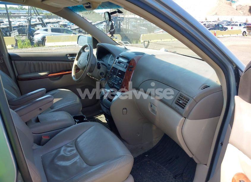 Photo 5 of 2004 Toyota Sienna XLE (VIN 5TDBA22C44S009361)